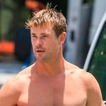 webnexttech | Chris Hemsworth shows of ripped physique in shirtless beach day with wife and kids