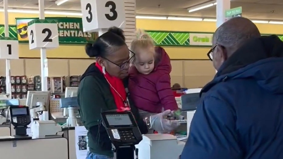 webnexttech | Store employee holds fussy toddler during checkout to help ease major meltdown, mom sings her praises